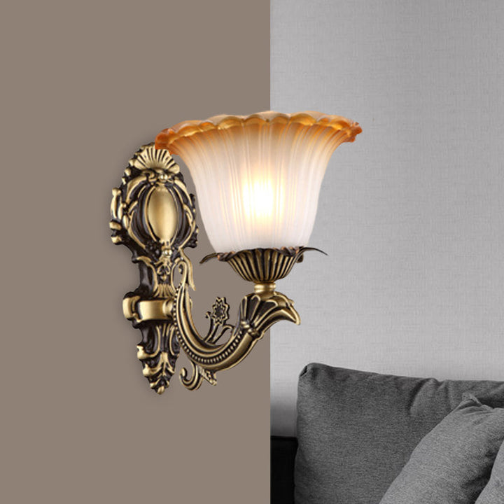 Skørter | Antique Flower Wall Lamp 1/2-Light Articulated White Glass Wall Lamp in Brass with Engraved Arm