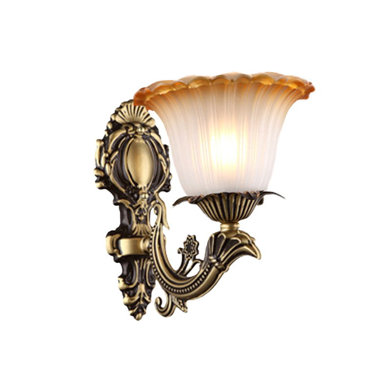 Skørter | Antique Flower Wall Lamp 1/2-Light Articulated White Glass Wall Lamp in Brass with Engraved Arm