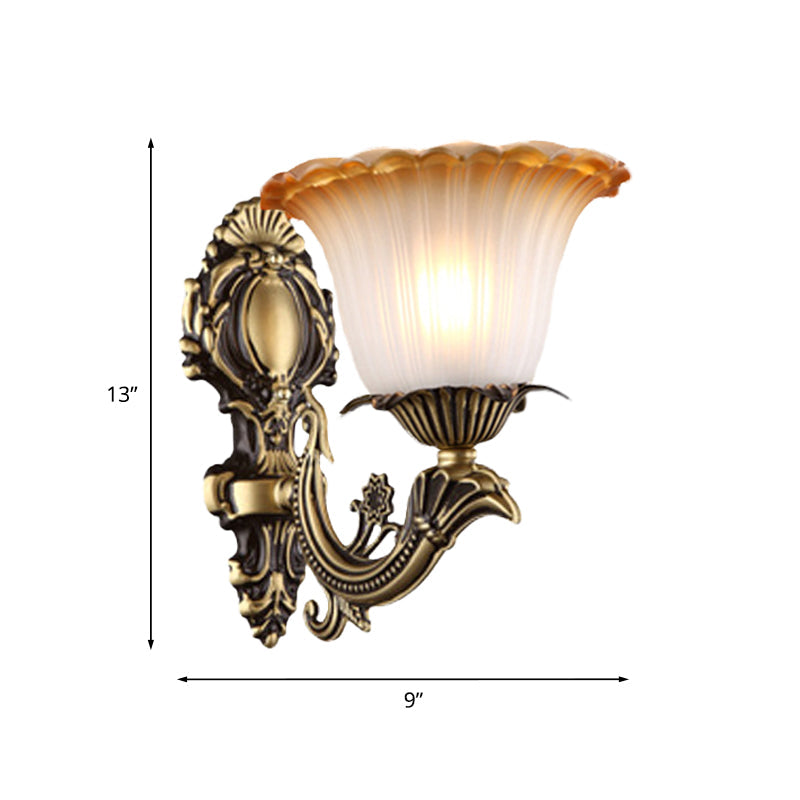 Skørter | Antique Flower Wall Lamp 1/2-Light Articulated White Glass Wall Lamp in Brass with Engraved Arm