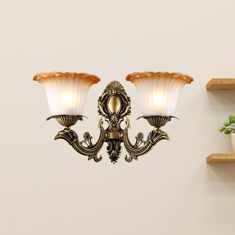 Skørter | Antique Flower Wall Lamp 1/2-Light Articulated White Glass Wall Lamp in Brass with Engraved Arm