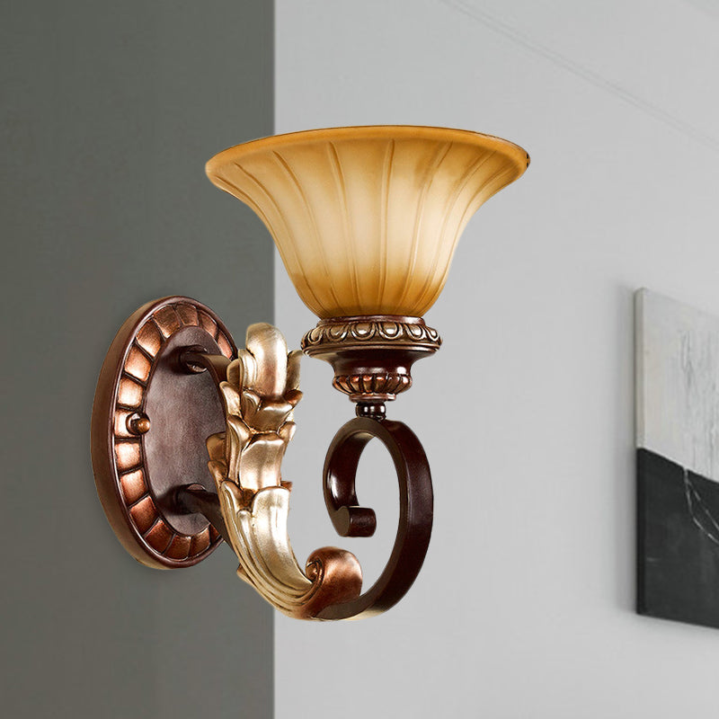 Skørter | Curved Amber Glass Wall Lamp Traditional 1 Light Living Room Wall Lamp in Bronze with Curved Arm