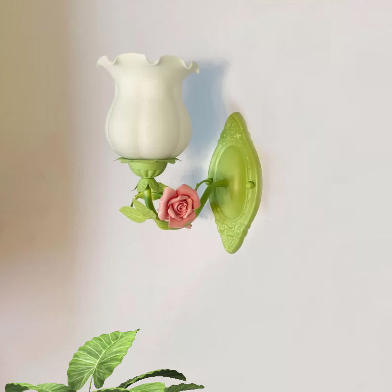 Skørter | 1 Light Sconce Light Fixture with Flower Glass Rustic Bedroom Wall Lamp with Bloom Deco in White/Green