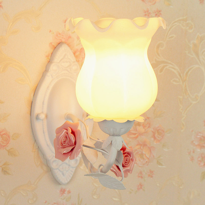 Skørter | 1 Light Sconce Light Fixture with Flower Glass Rustic Bedroom Wall Lamp with Bloom Deco in White/Green