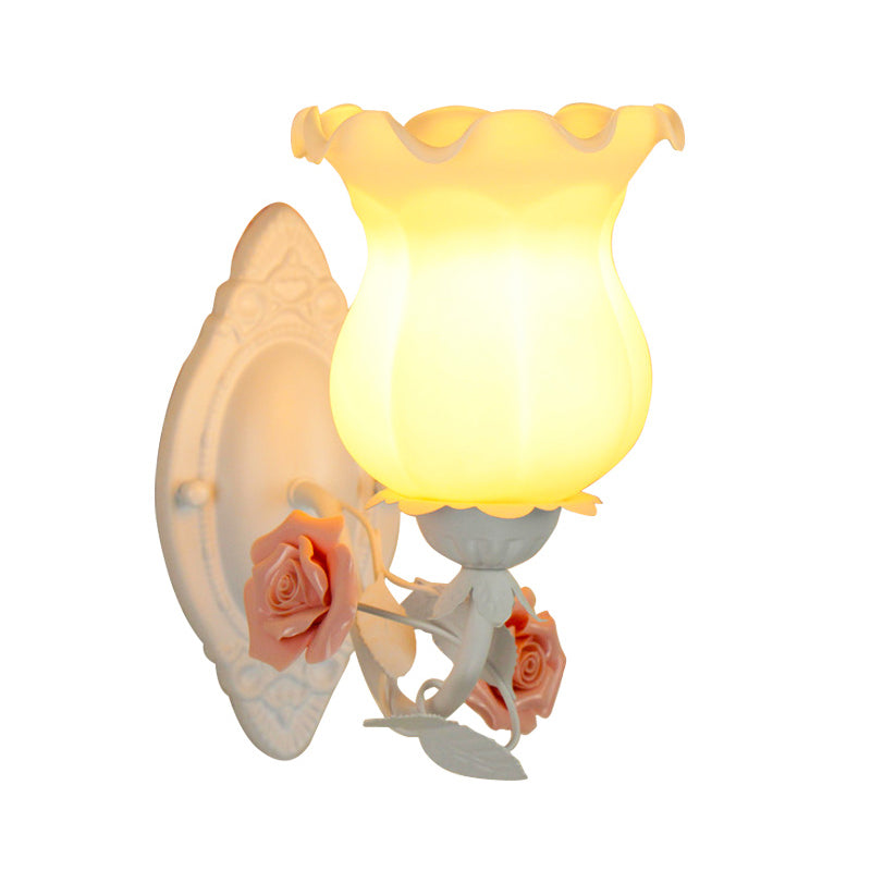 Skørter | 1 Light Sconce Light Fixture with Flower Glass Rustic Bedroom Wall Lamp with Bloom Deco in White/Green