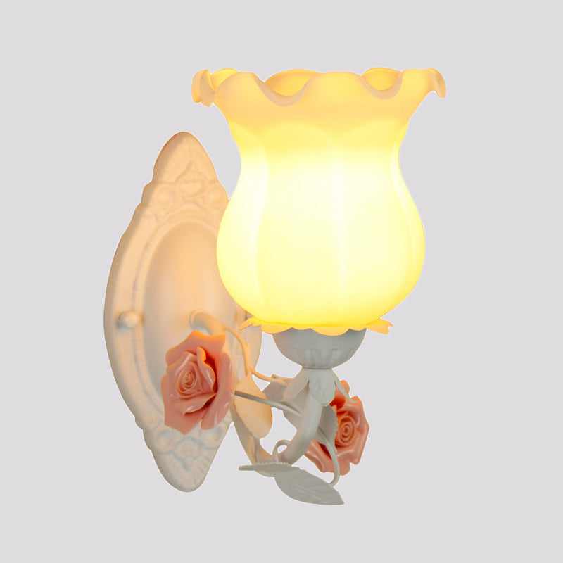 Skørter | 1 Light Sconce Light Fixture with Flower Glass Rustic Bedroom Wall Lamp with Bloom Deco in White/Green
