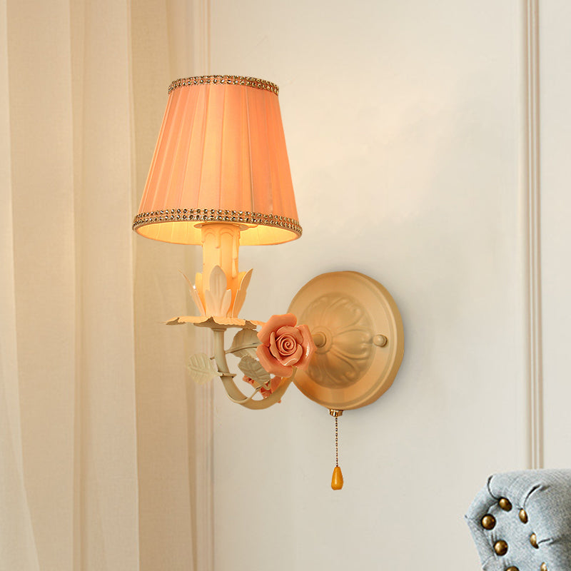 Skørter | 1 Head Metal Wall Light Country House Pink Shade Bedroom Pull Chain Wall Mount Lamp with Flower Decor