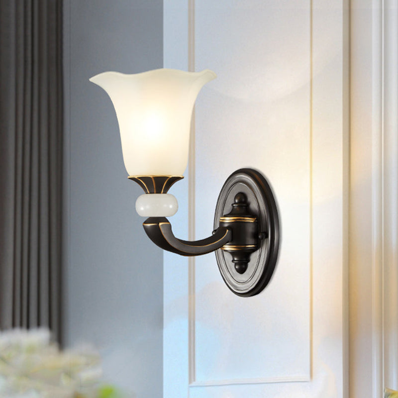 Skørter | Antiqued Flower Up Wall Lamp 1/2-Light Frosted Glass Wall-Mounted Lamp in Black and Gold
