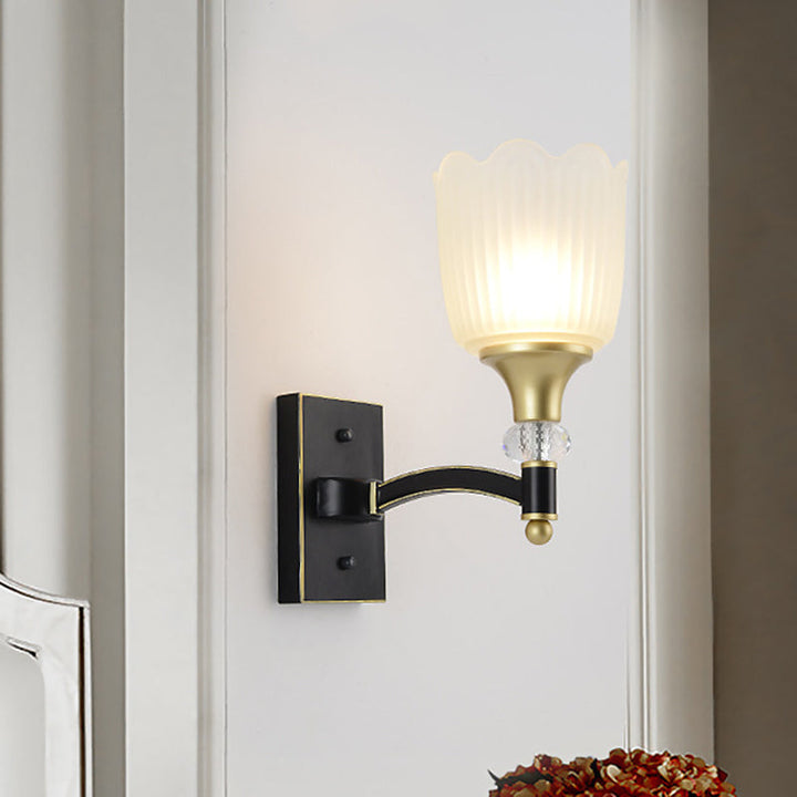 Skørter | Farmhouse Scalloped Floral Wall Lighting 1/2 Cups Opal Glass Wall Mount Lamp in Black and Gold