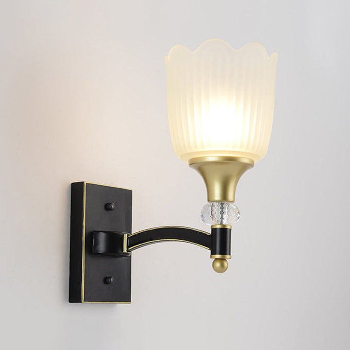Skørter | Farmhouse Scalloped Floral Wall Lighting 1/2 Cups Opal Glass Wall Mount Lamp in Black and Gold