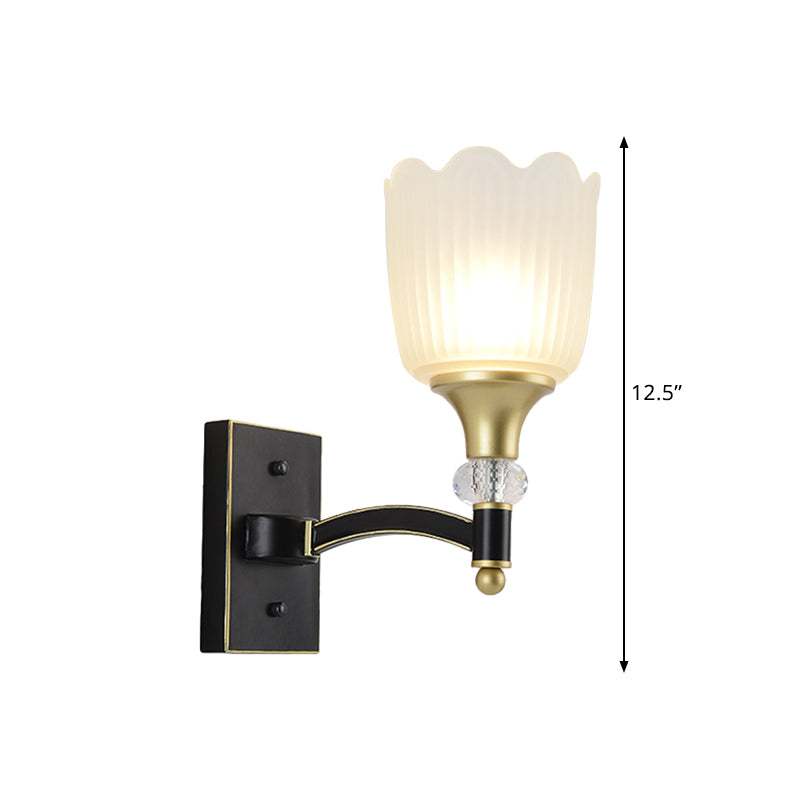 Skørter | Farmhouse Scalloped Floral Wall Lighting 1/2 Cups Opal Glass Wall Mount Lamp in Black and Gold