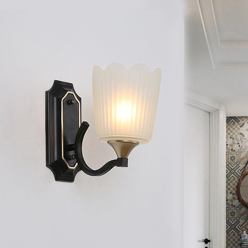 Skørter | 1/2-Light Scalloped Cup Wall Lamp Vintage Black Finish Frosted Glass Wall Mount Lamp