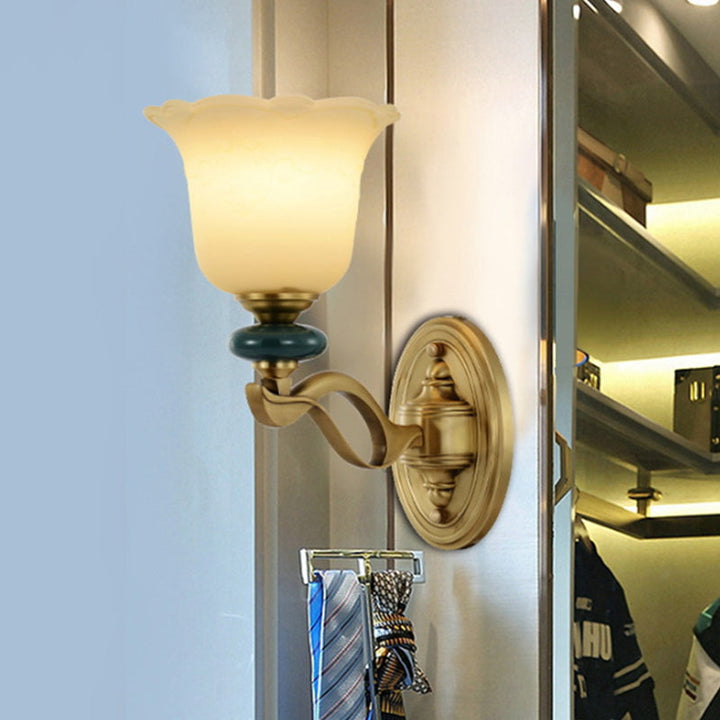 Skørter | Flower Frosted Glass Wall-Mounted Light Traditional 1/2-Light Indoor Wall Lamp in Gold