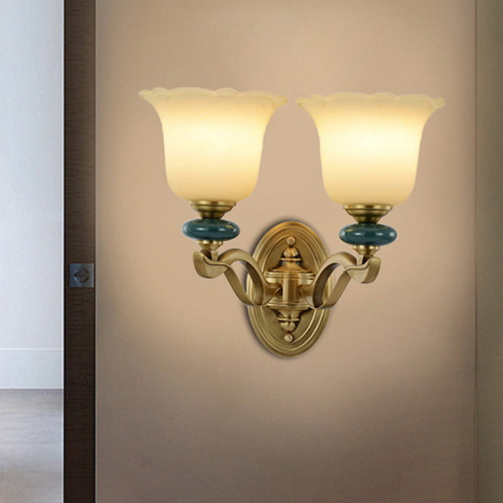 Skørter | Flower Frosted Glass Wall-Mounted Light Traditional 1/2-Light Indoor Wall Lamp in Gold