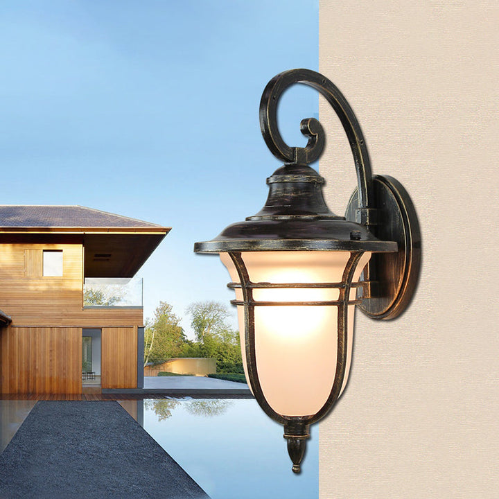 Skørter | Swooping Arm Outdoor Sconce Light Countryside Cream Glass 1-Head Black Wall Lamp