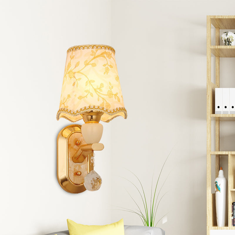 Skørter | 1 Head Bedroom Wall Mount Lamp Traditional Gold Finish Wall Lighting with Curved Shade