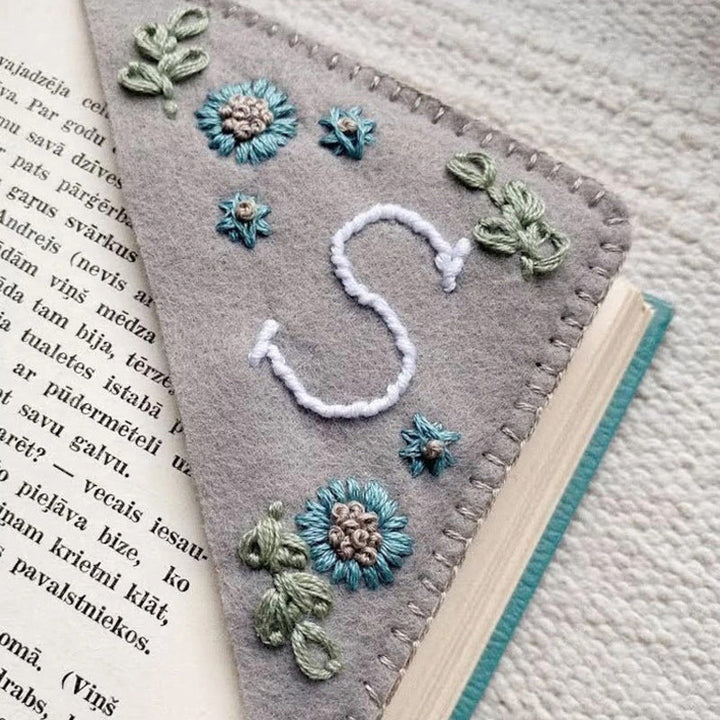 Lisslune | Personalized hand-stitched corner bookmark