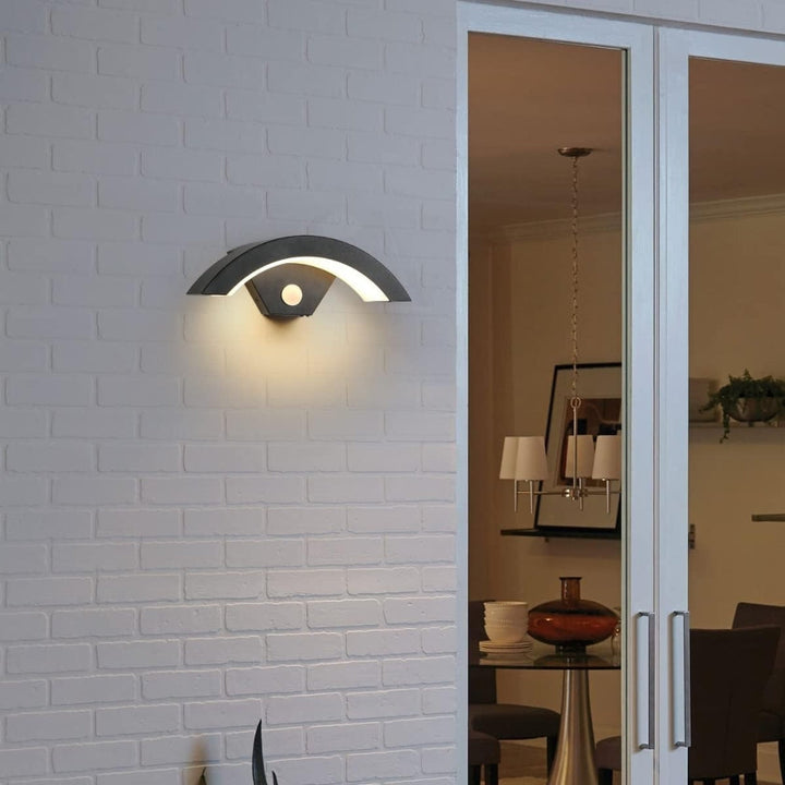 Lisslune | EyeGlow adjustable wall lamp – elegant minimalist design