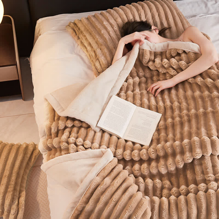 Lisslune | Snuggly Synthetic Fur Fleece Blanket