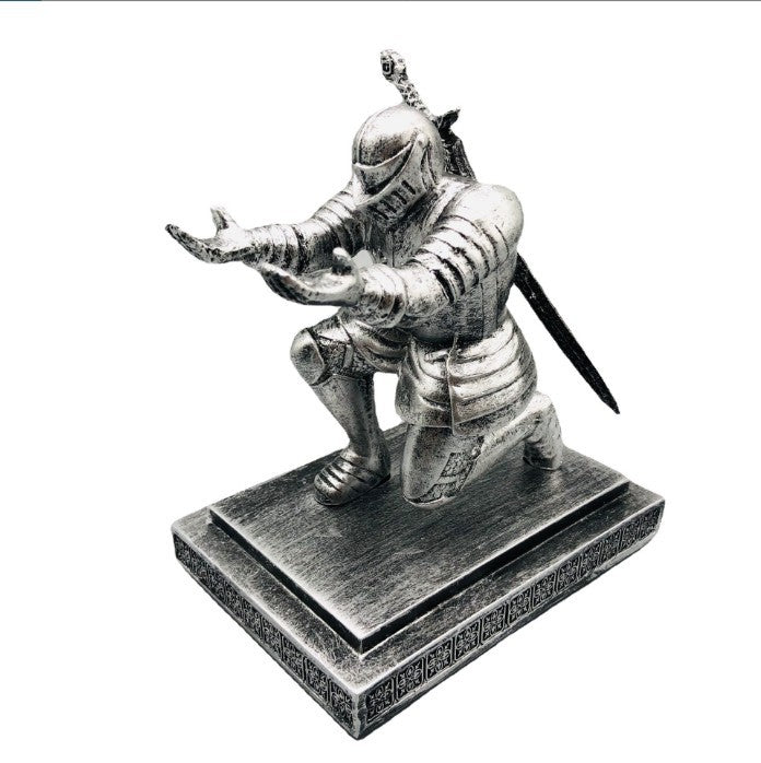 Lisslune | knight pen holder