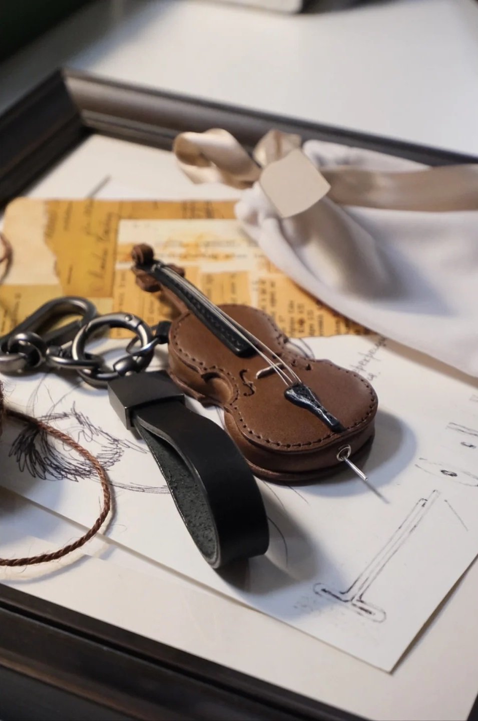Lisslune | Crafted Leather Violin & Cello Keychain