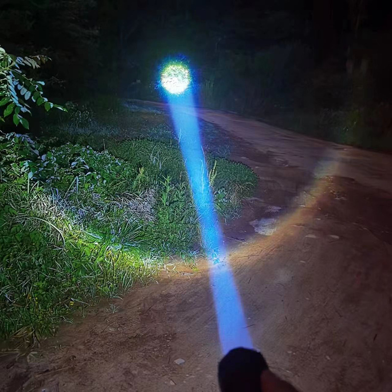 Lisslune | BlazeBeam - Compact tactical LED flashlight