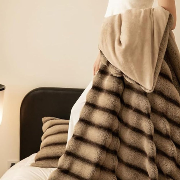 Lisslune | Ruched Synthetic Rabbit Fur Blanket