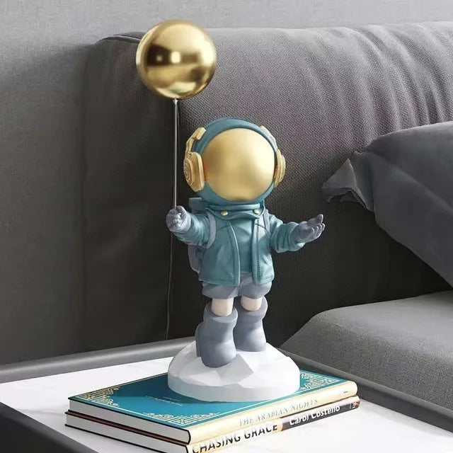 Lisslune | Star Traveler - Refined Astronaut and Balloon Figure for Dreamy Spaces