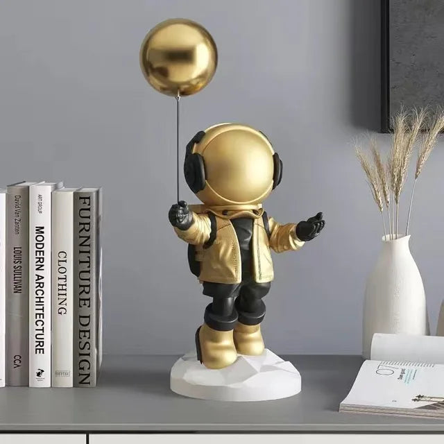 Lisslune | Star traveler - Refined astronaut and balloon figure for dreamy spaces