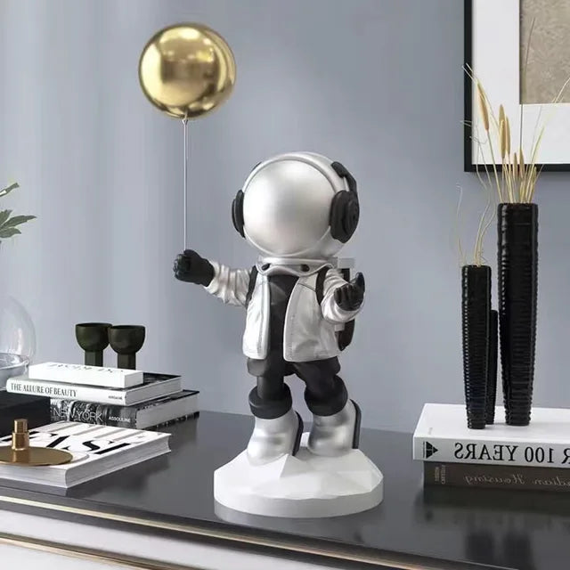 Lisslune | Star traveler - Refined astronaut and balloon figure for dreamy spaces