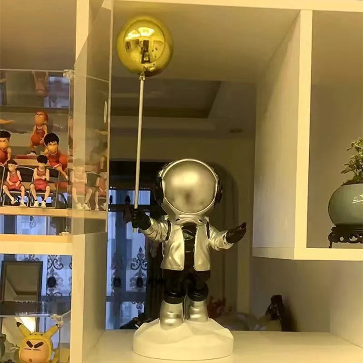 Lisslune | Star traveler - Refined astronaut and balloon figure for dreamy spaces
