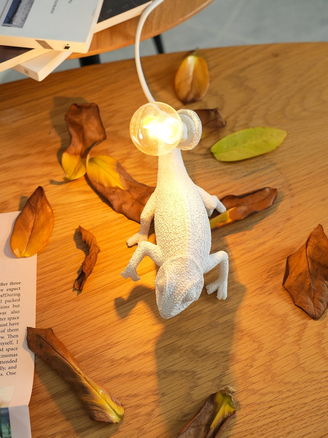 Lisslune | CamouGlow – Resin Table Lamp with Charming Chameleon Detail