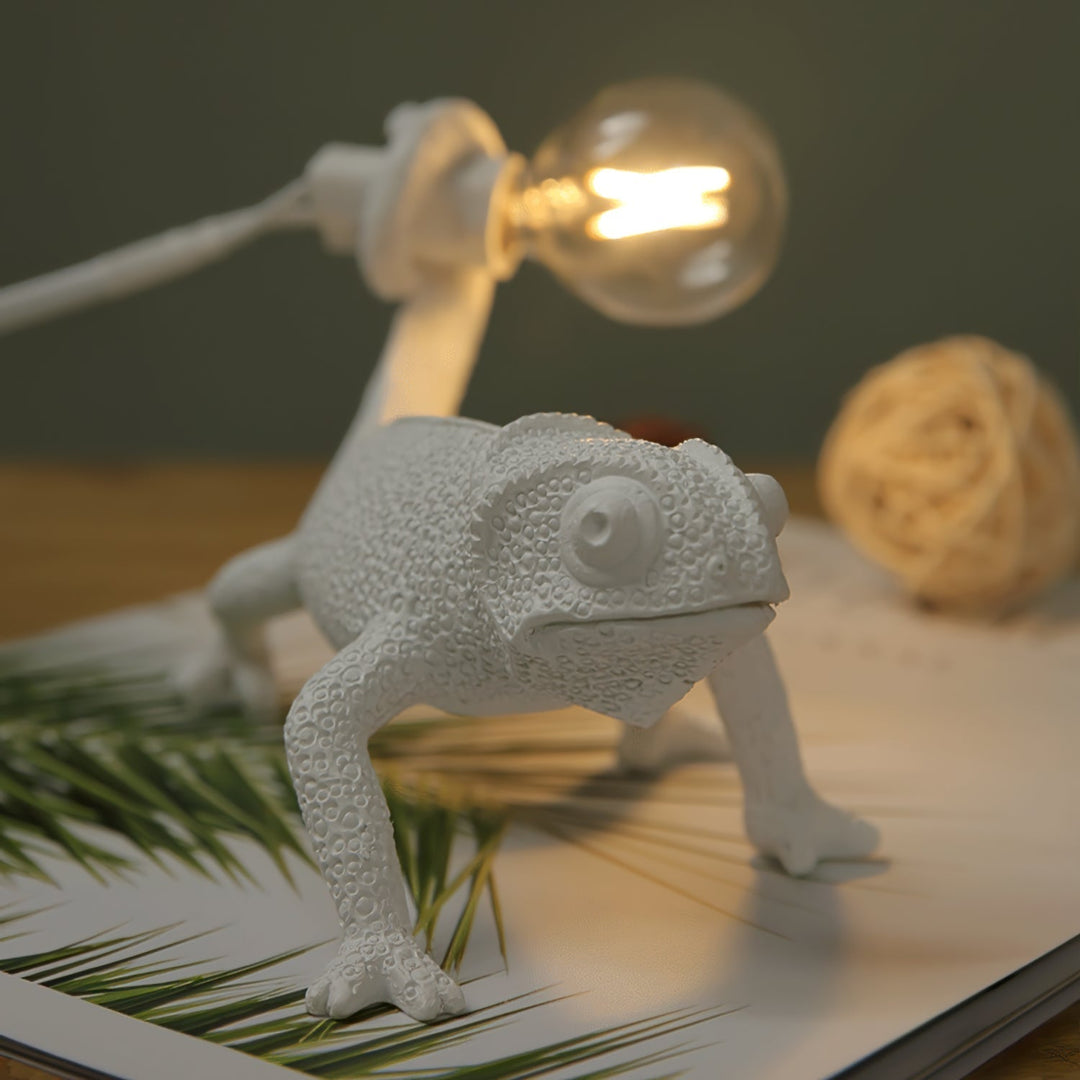Lisslune | CamouGlow – Resin Table Lamp with Charming Chameleon Detail