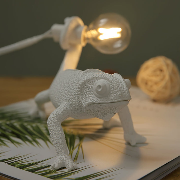 Lisslune | CamouGlow – Resin Table Lamp with Charming Chameleon Detail