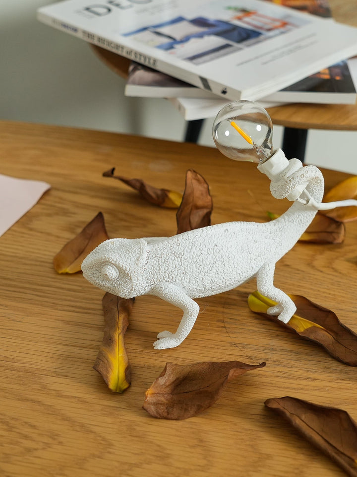 Lisslune | CamouGlow – Resin Table Lamp with Charming Chameleon Detail