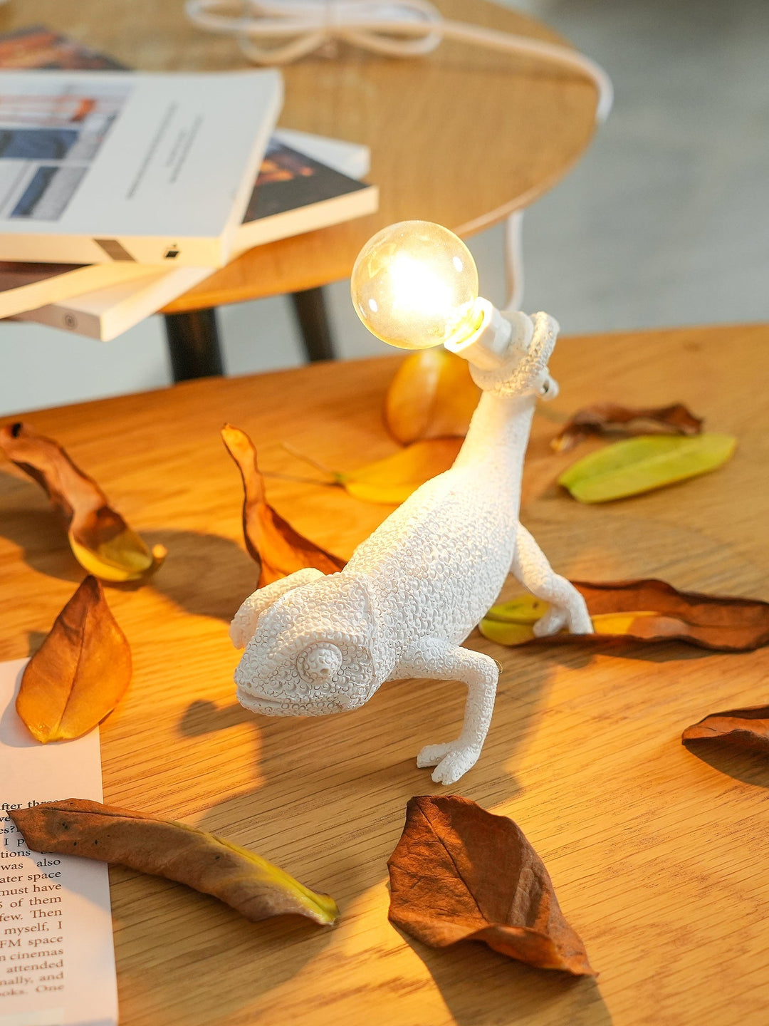 Lisslune | CamouGlow – Resin Table Lamp with Charming Chameleon Detail