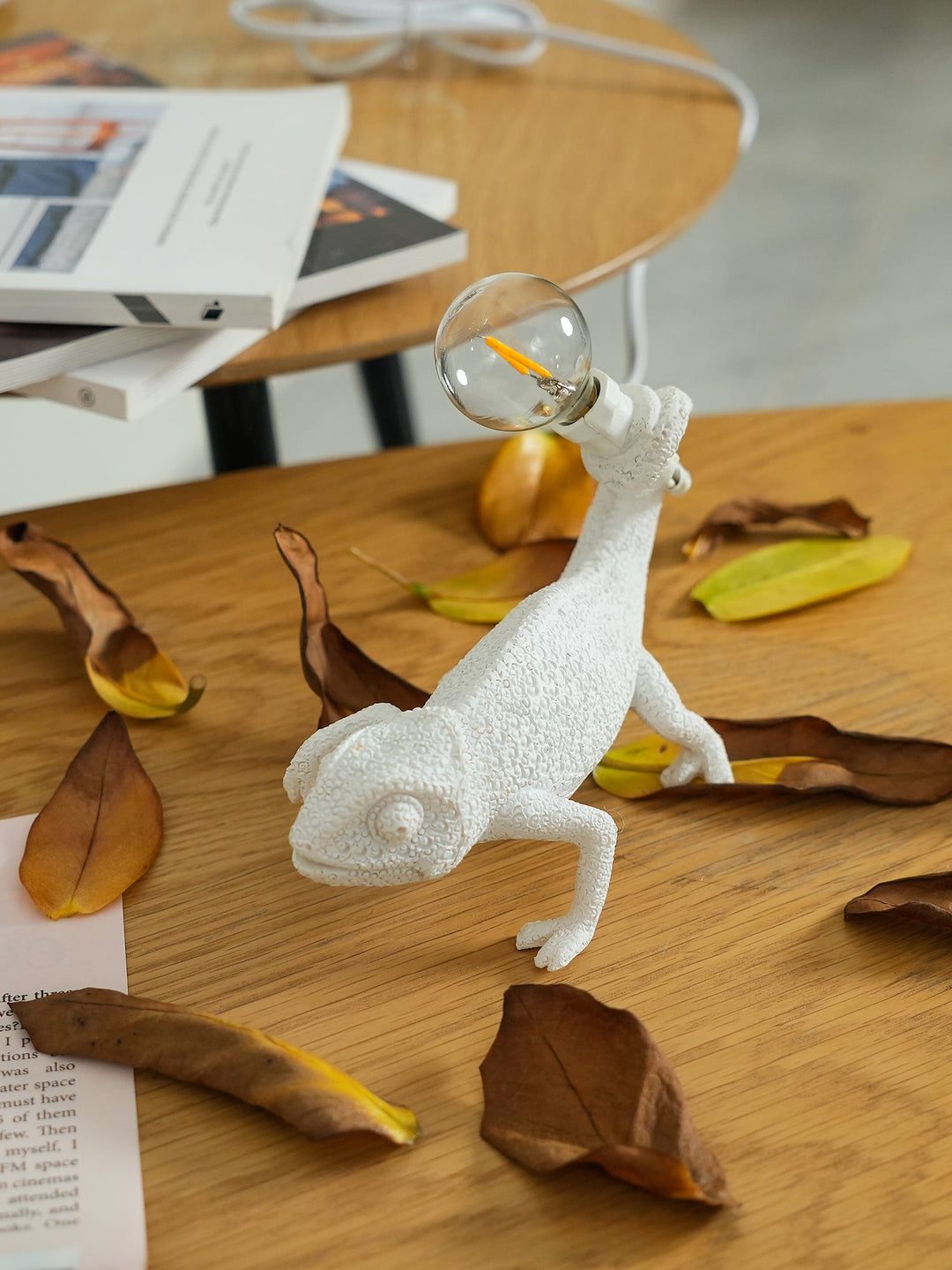 Lisslune | CamouGlow – Resin Table Lamp with Charming Chameleon Detail