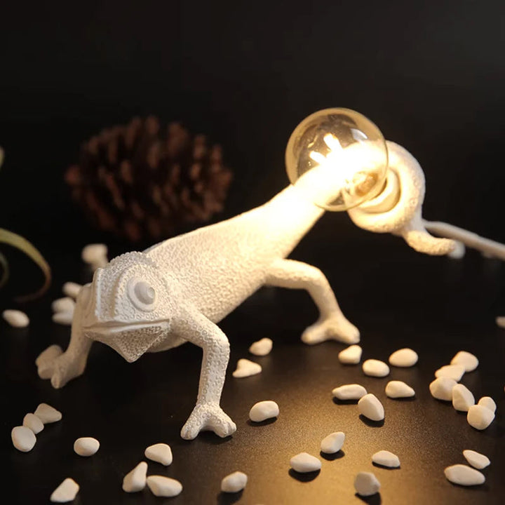 Lisslune | CamouGlow – Resin Table Lamp with Charming Chameleon Detail