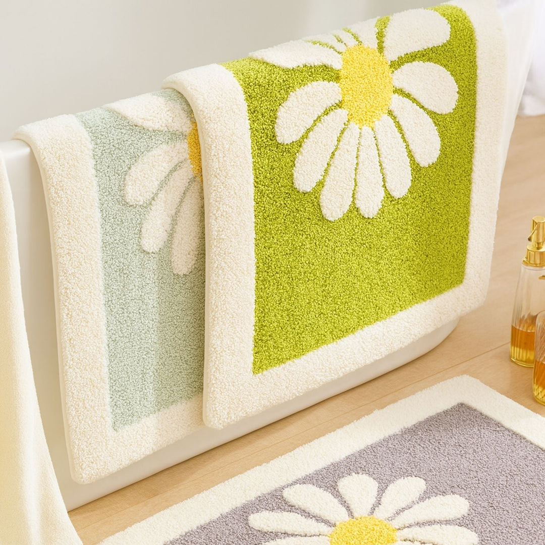 Lisslune | Charming Daisy Bloom Bath Mat