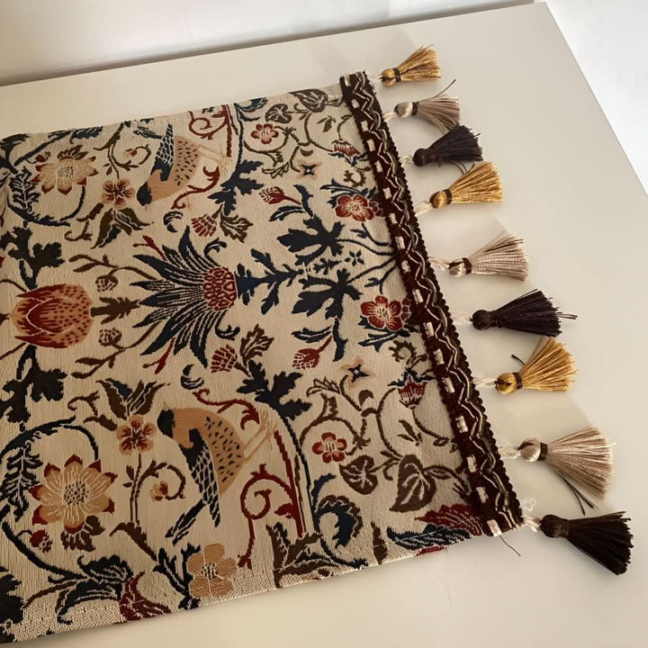Lisslune | Elegant table runner with flower and bird design