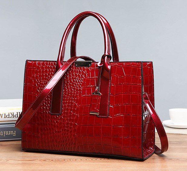 Lisslune | Bag with crocodile embossing.