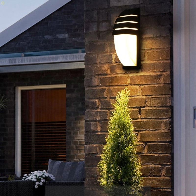 Lisslune | LumeArc Modern Outdoor Wall Light – Timeless Design with Elegant Arch Shape