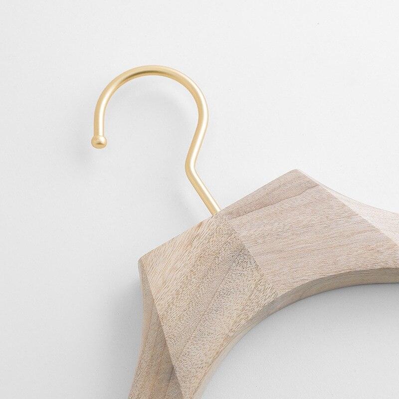 Lisslune | Luxurious cedarwood hanger with Japanese aesthetics for high-quality garment organization