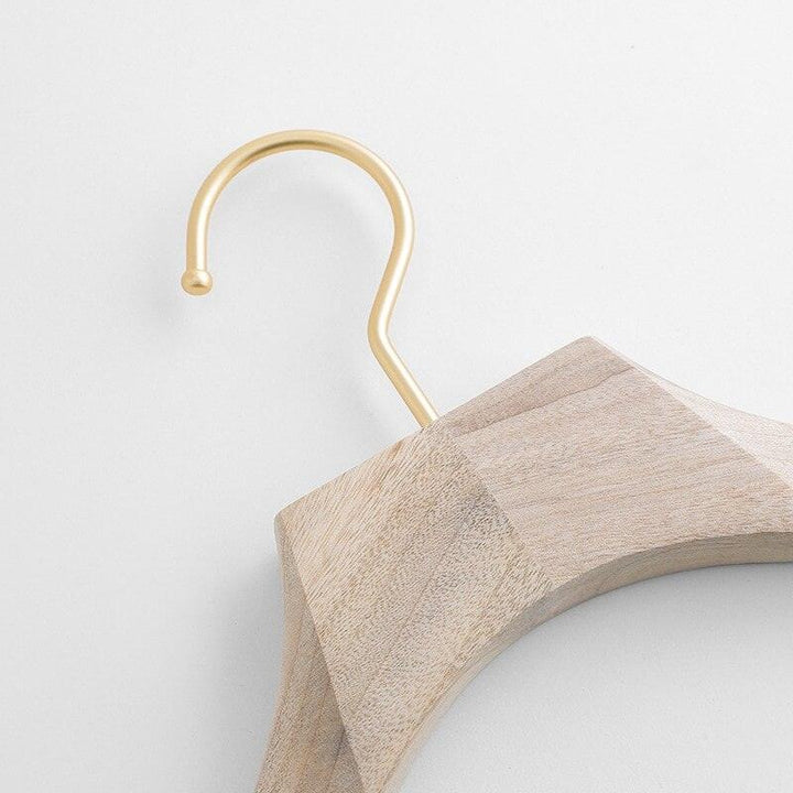 Lisslune | Luxurious cedarwood hanger with Japanese aesthetics for high-quality garment organization