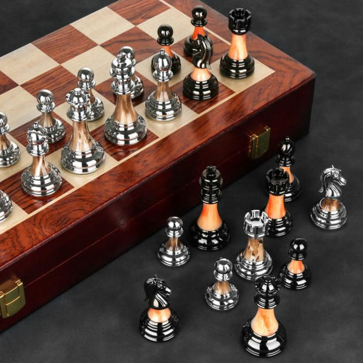 Lisslune | Luxurious chess set made of metal with a large 45 cm wooden board