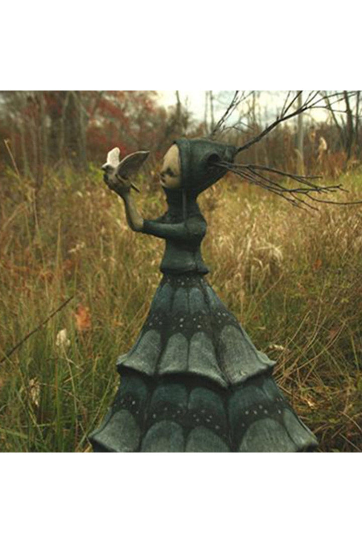 Lisslune | Creepy Statue