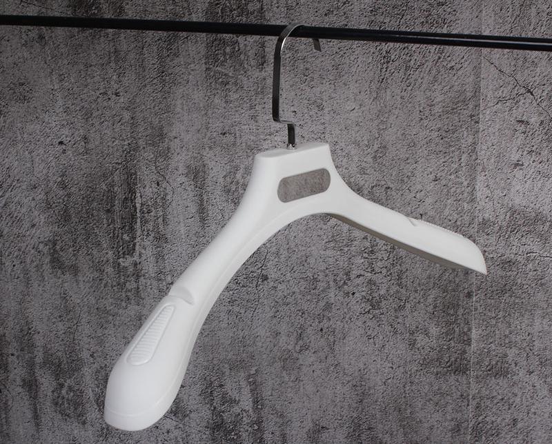 Lisslune | Premium plastic hangers: The ultimate solution for clothing storage