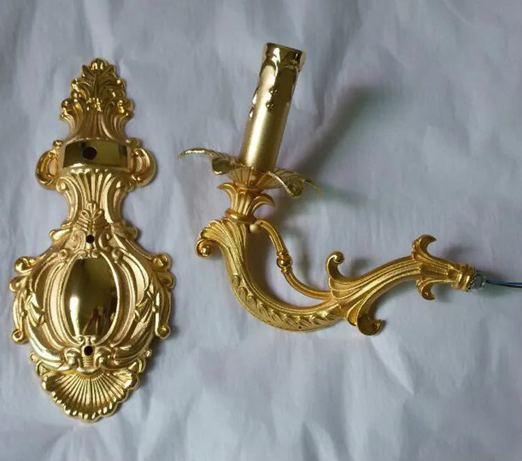 Lisslune | RegalGlow - Baroque Wall Lamp in Gold with Crystal Accents