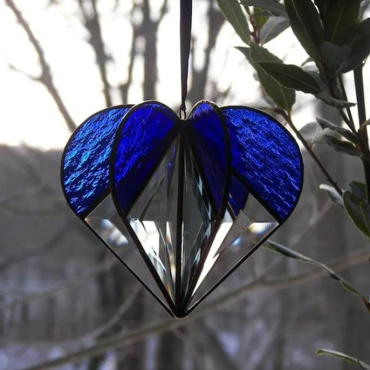 Lisslune | Handcrafted Heart-Shaped Sun Catcher Made of Stained Glass