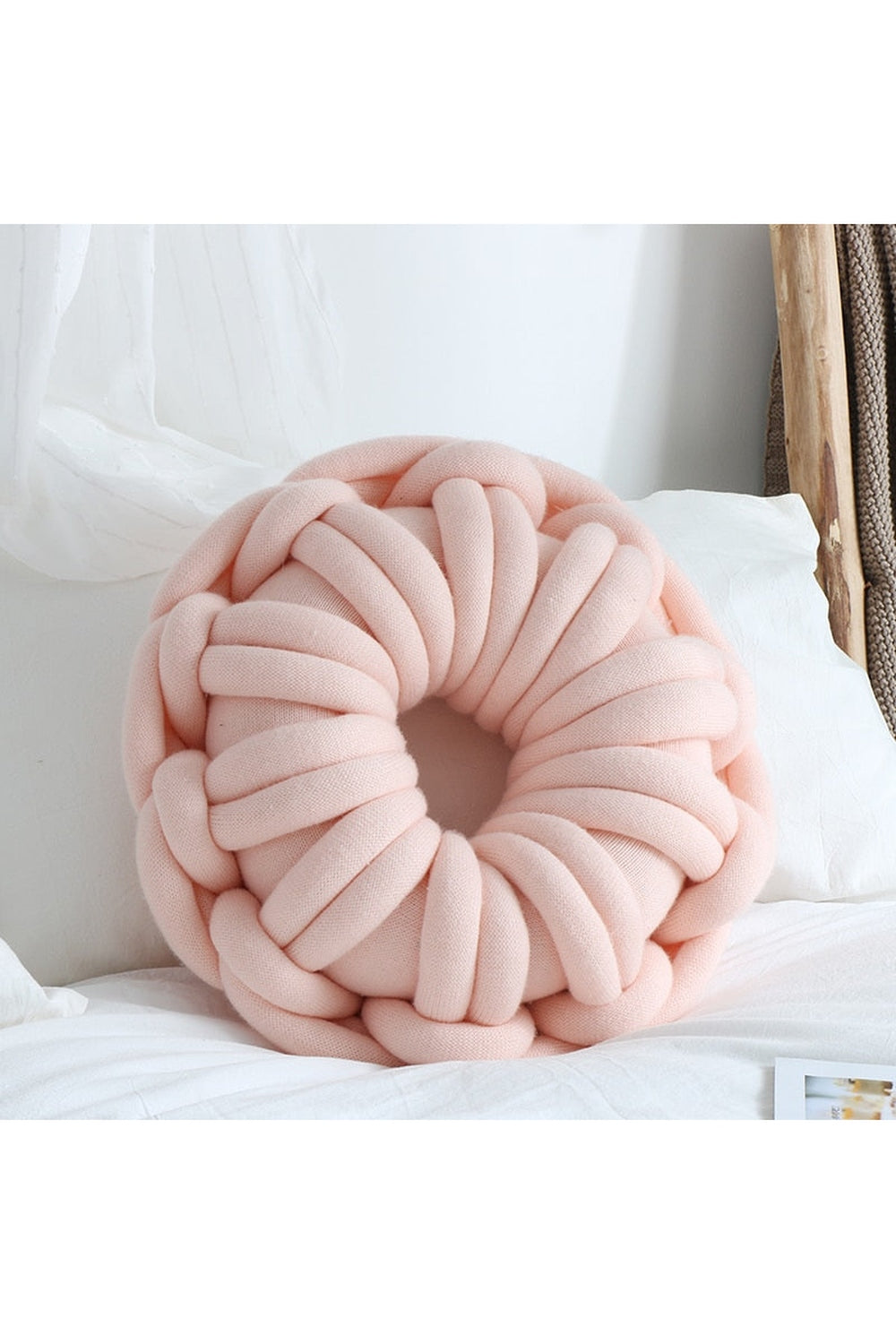 Lisslune | Yarn Knot Pillow