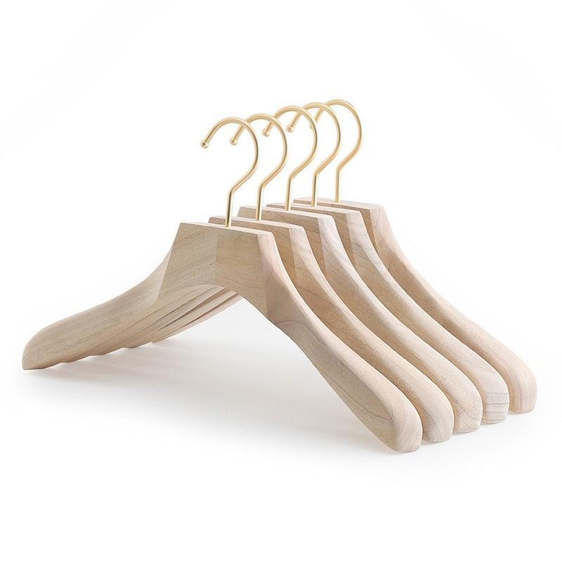 Lisslune | Luxurious cedarwood hanger with Japanese aesthetics for high-quality garment organization